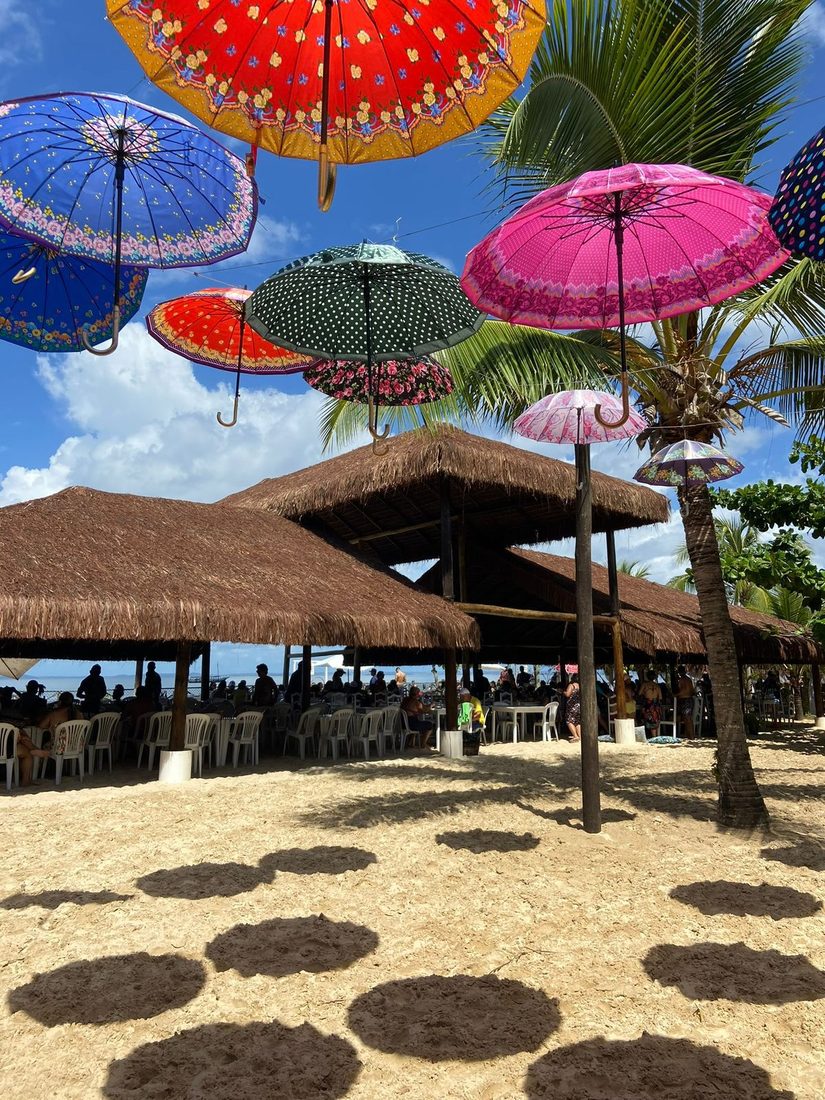 Guarda-sóis coloridos na praia