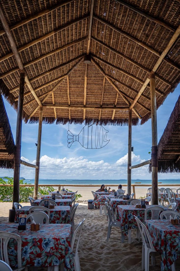 Restaurante pé na areia com vista para o mar