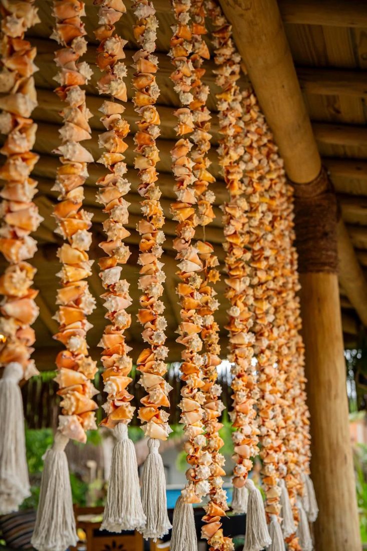 Decoração de conchas na estrutura de praia