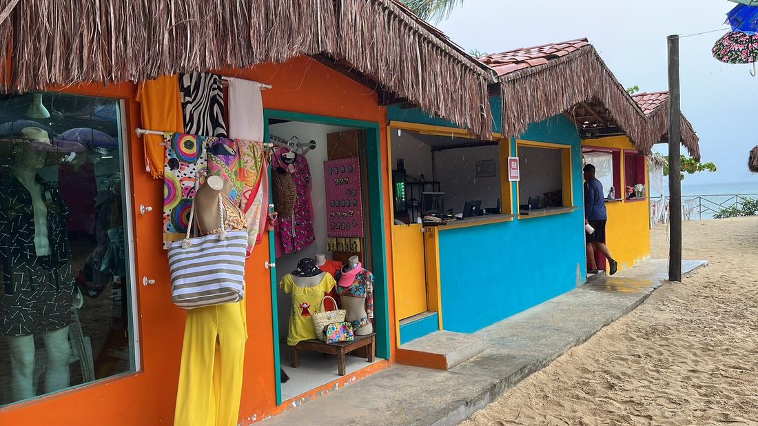 Lojinhas coloridas de artesanato na ilha