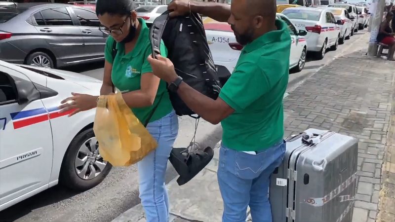 Equipe Reny Turismo recebendo clientes no aeroporto